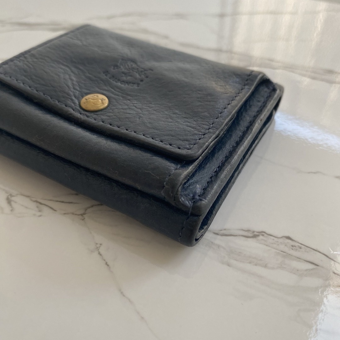 IL BISONTE(イルビゾンテ)のイルビゾンテ 三つ折り財布 ネイビー レザー 金ボタン ロゴ型押し トリフォルド レディースのファッション小物(財布)の商品写真