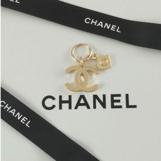 シャネル(CHANEL)のCHANEL2023年 ホリデー 限定 チャームCCロゴ(チャーム)