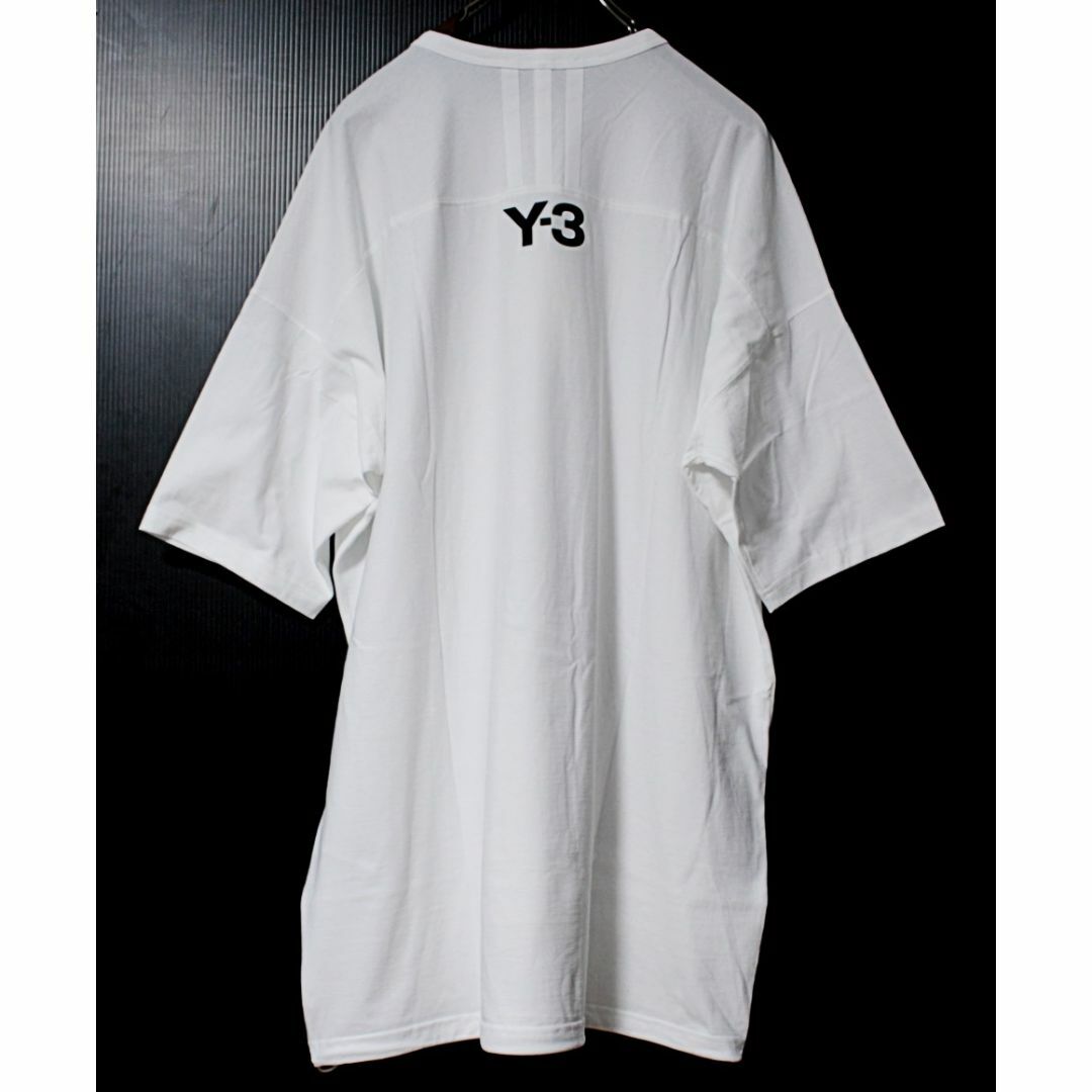 Y-3(ワイスリー)の新品 Y3 スリーストライプ バックロゴ オーバーサイズTシャツ Lサイズ メンズのトップス(Tシャツ/カットソー(半袖/袖なし))の商品写真