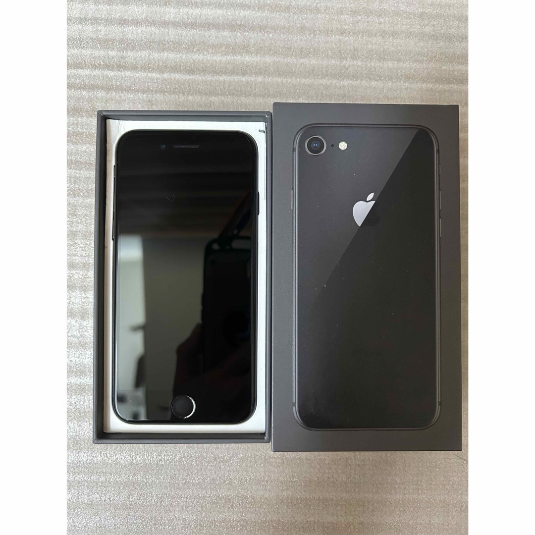 Apple(アップル)のほぼ未使用 iPhone8 64GB ブラック SIMフリー バッテリー100% スマホ/家電/カメラのスマートフォン/携帯電話(スマートフォン本体)の商品写真