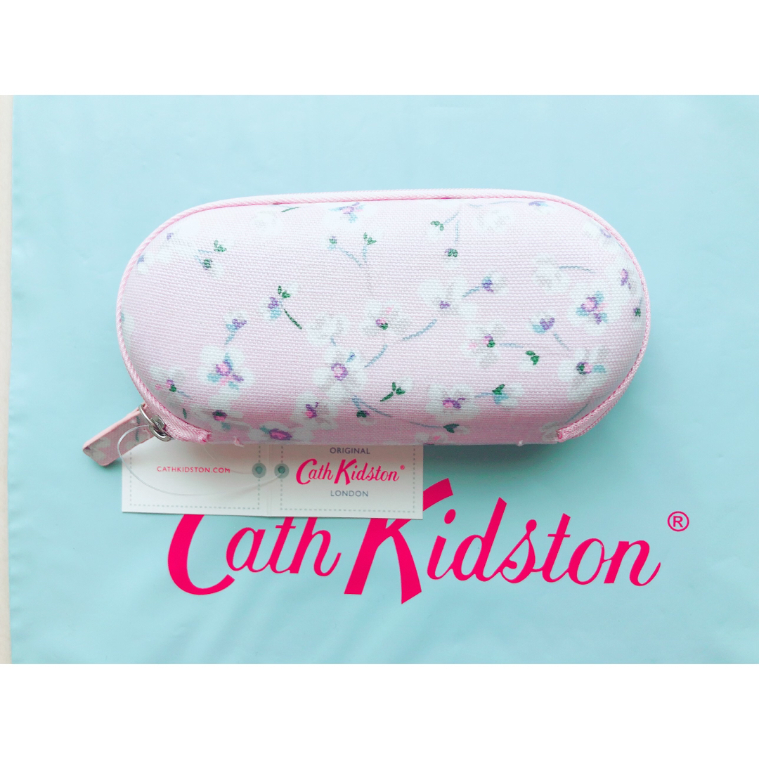 Cath Kidston(キャスキッドソン)の【新品未使用】キャスキッドソン ジップ 眼鏡ケース 花柄 メガネ拭き付き レディースのファッション小物(サングラス/メガネ)の商品写真