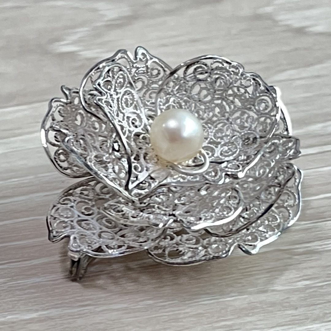 【silver950】お花 真珠 ブローチ レディースのアクセサリー(ブローチ/コサージュ)の商品写真