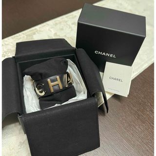 シャネル(CHANEL)の【美品】CHANEL／シャネル　ブレスレット　レザー　ロゴバングル(ブレスレット/バングル)