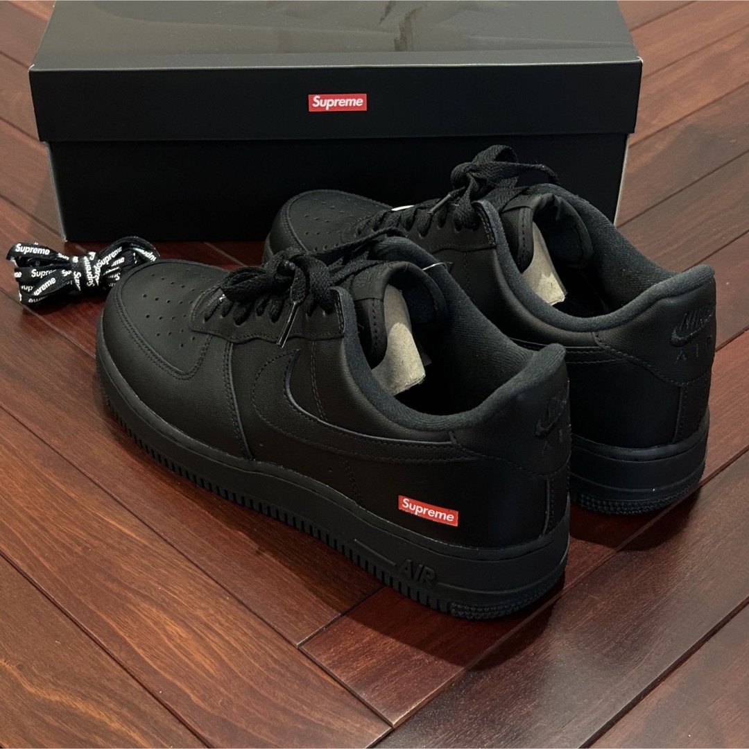 Supreme(シュプリーム)の26cm 黒 Supreme AIR FORCE 1 ブラック エアフォース1 メンズの靴/シューズ(スニーカー)の商品写真