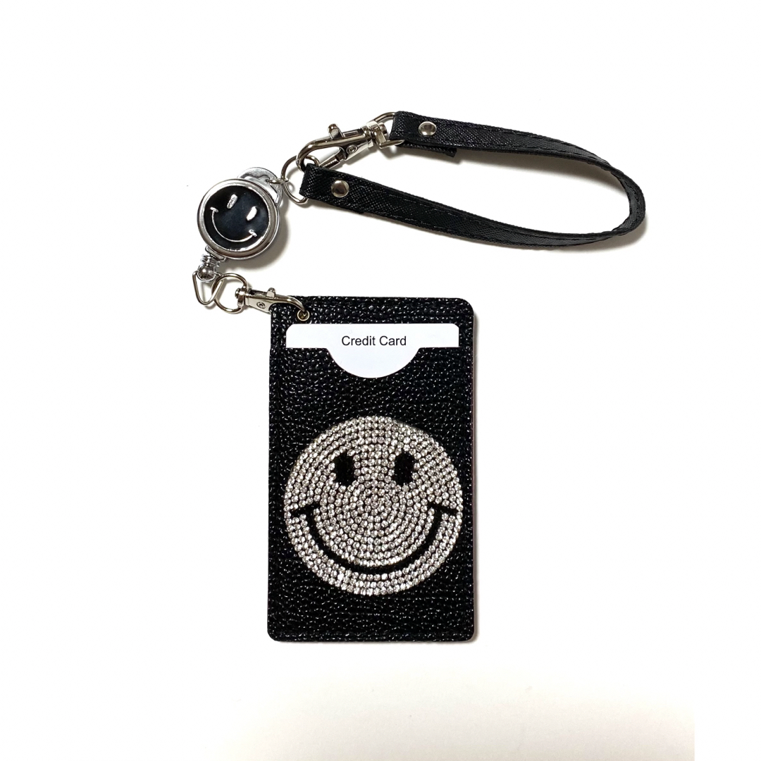 スマイル　リール付きデコパスケース　黒　新品　定期入れ　カードケース レディースのファッション小物(パスケース/IDカードホルダー)の商品写真