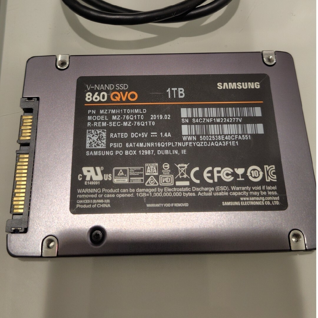 SAMSUNG(サムスン)の【中古】サムスン(SSD) MZ-76Q1T0B/IT SSD 860 QVO スマホ/家電/カメラのPC/タブレット(PC周辺機器)の商品写真