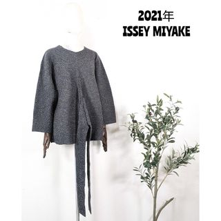 イッセイミヤケ(ISSEY MIYAKE)の★ 2021年 イッセイミヤケ ★ プリーツ 変形トップス スチームストレッチ(シャツ/ブラウス(長袖/七分))