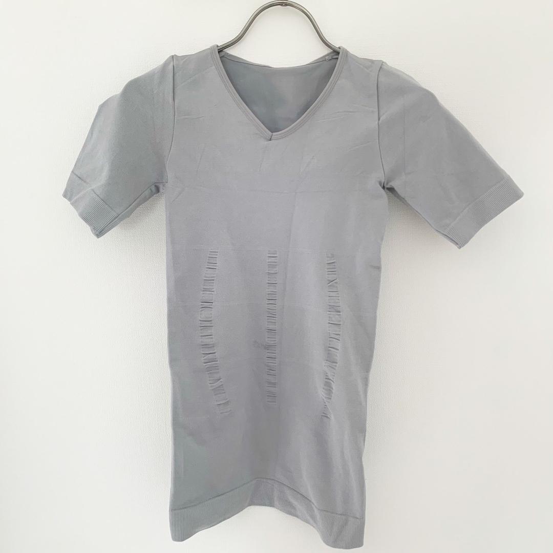 UNDER ARMOUR(アンダーアーマー)の【新品・未使用】Vネック コンプレッションウェア  メンズのトップス(Tシャツ/カットソー(半袖/袖なし))の商品写真