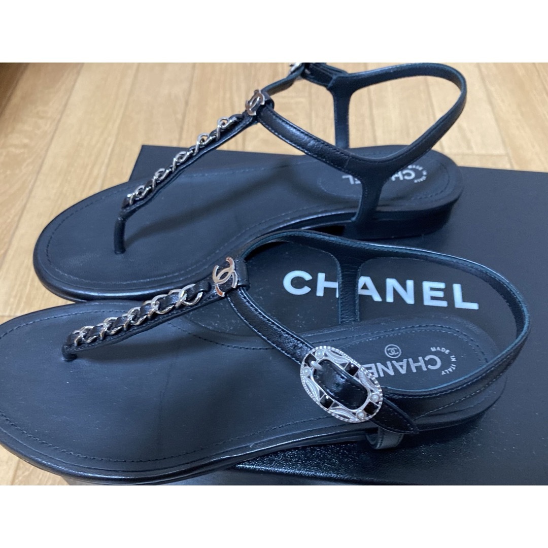 CHANEL(シャネル)の正規品 美品 CHANEL シャネル トング サンダル シルバー金具 ブラック レディースの靴/シューズ(サンダル)の商品写真