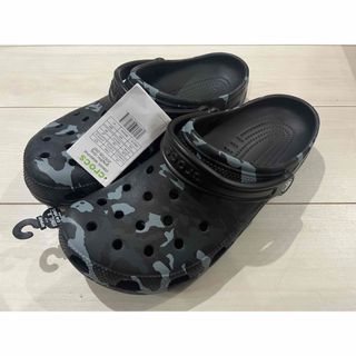 クロックス(crocs)の新品タグ付き 28cmクロックスcrocs ブラック系 カモフラ柄(サンダル)