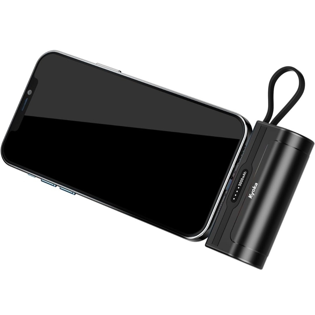 モバイルバッテリー 小型 2台同時充電　急速充電 コードレス 5000mAh　黒 スマホ/家電/カメラのスマートフォン/携帯電話(バッテリー/充電器)の商品写真