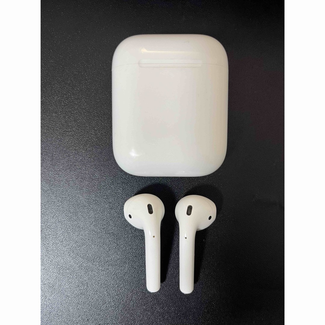 Apple(アップル)のAirPods  第2世代  スマホ/家電/カメラのスマホアクセサリー(ストラップ/イヤホンジャック)の商品写真