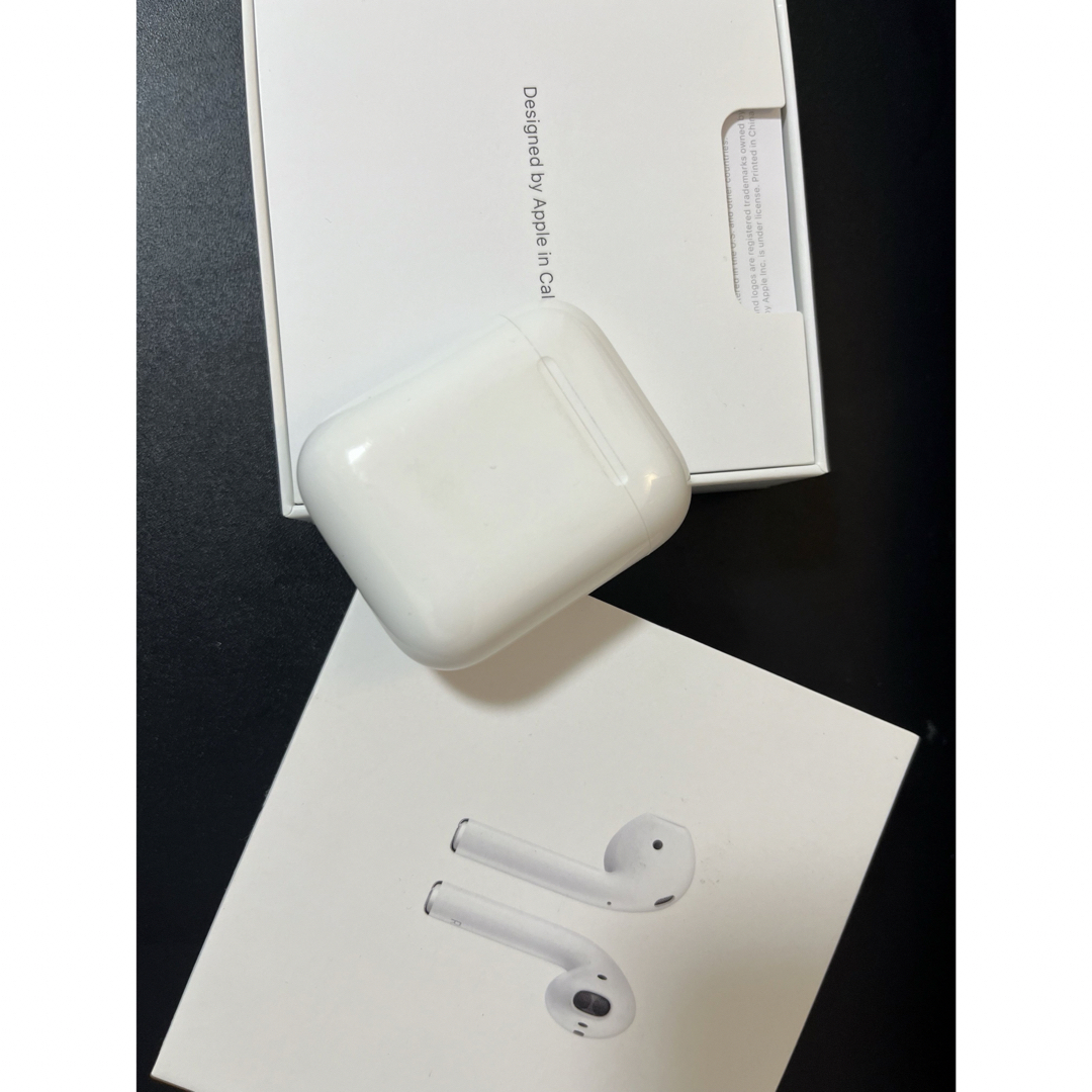 Apple(アップル)のAirPods  第2世代  スマホ/家電/カメラのスマホアクセサリー(ストラップ/イヤホンジャック)の商品写真