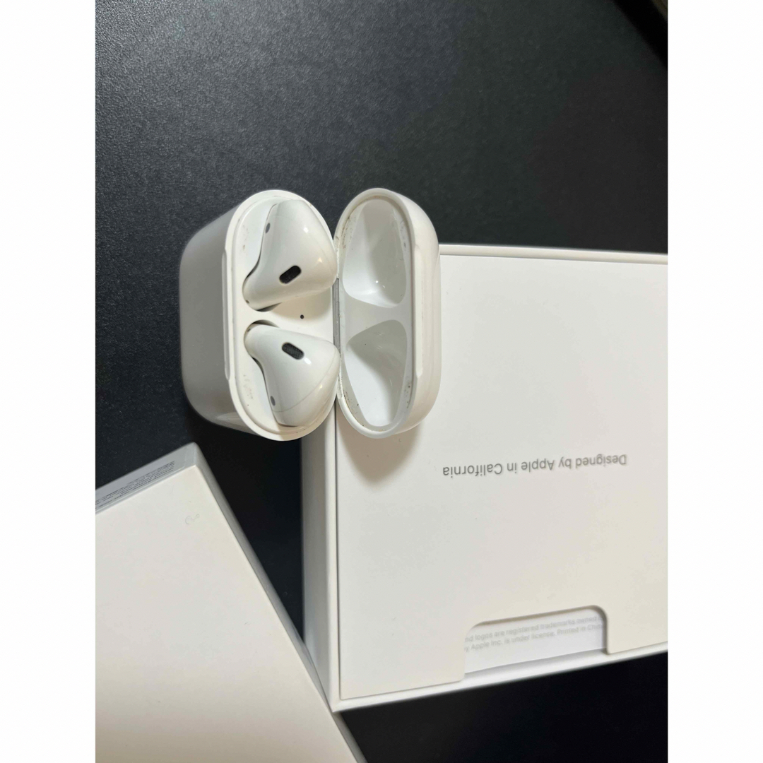 Apple(アップル)のAirPods  第2世代  スマホ/家電/カメラのスマホアクセサリー(ストラップ/イヤホンジャック)の商品写真