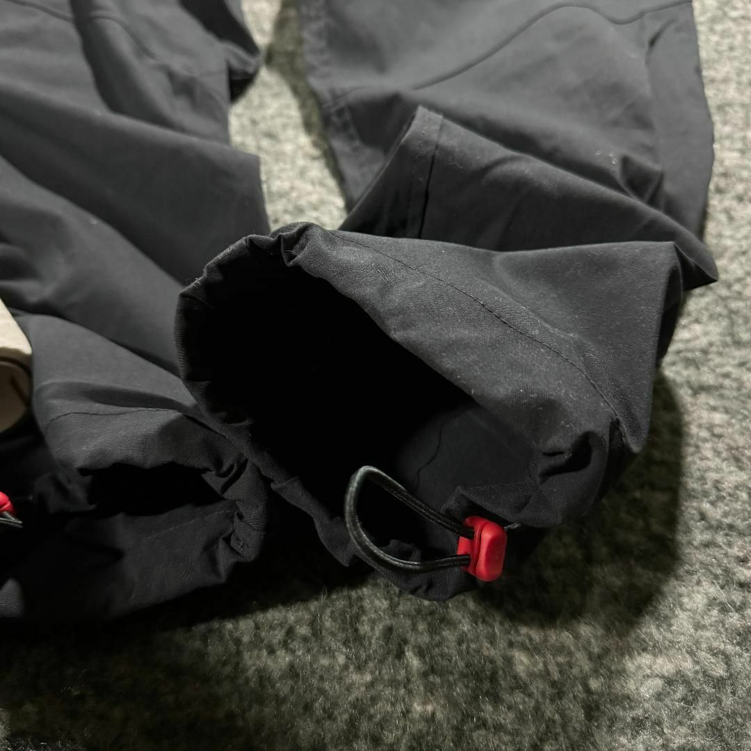 NIKE(ナイキ)の新品 L ナイキ ジョーダン 上下セットアップ 黒 赤 NIKE メンズのジャケット/アウター(ナイロンジャケット)の商品写真