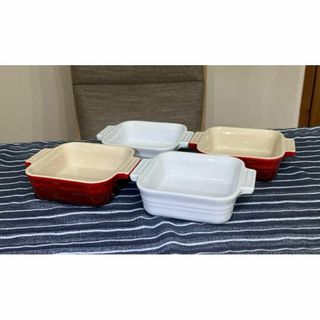 ルクルーゼ(LE CREUSET)の未使用 ル・クルーゼ スクエア ディッシュ レッド ホワイト 4枚セット 箱無(食器)