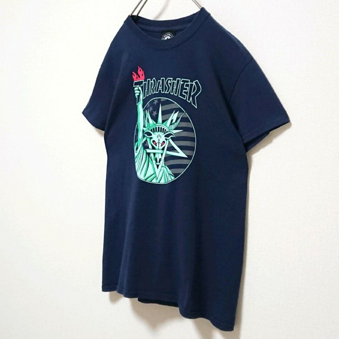 THRASHER(スラッシャー)のスラッシャー フロント 自由の女神 プリント ロゴ ネイビー 半袖 Tシャツ メンズのトップス(Tシャツ/カットソー(半袖/袖なし))の商品写真