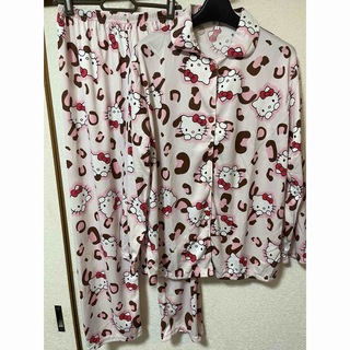 レディース、長袖、秋春季節で、可愛いハローキティちゃんパジャマセットアップ(ルームウェア)