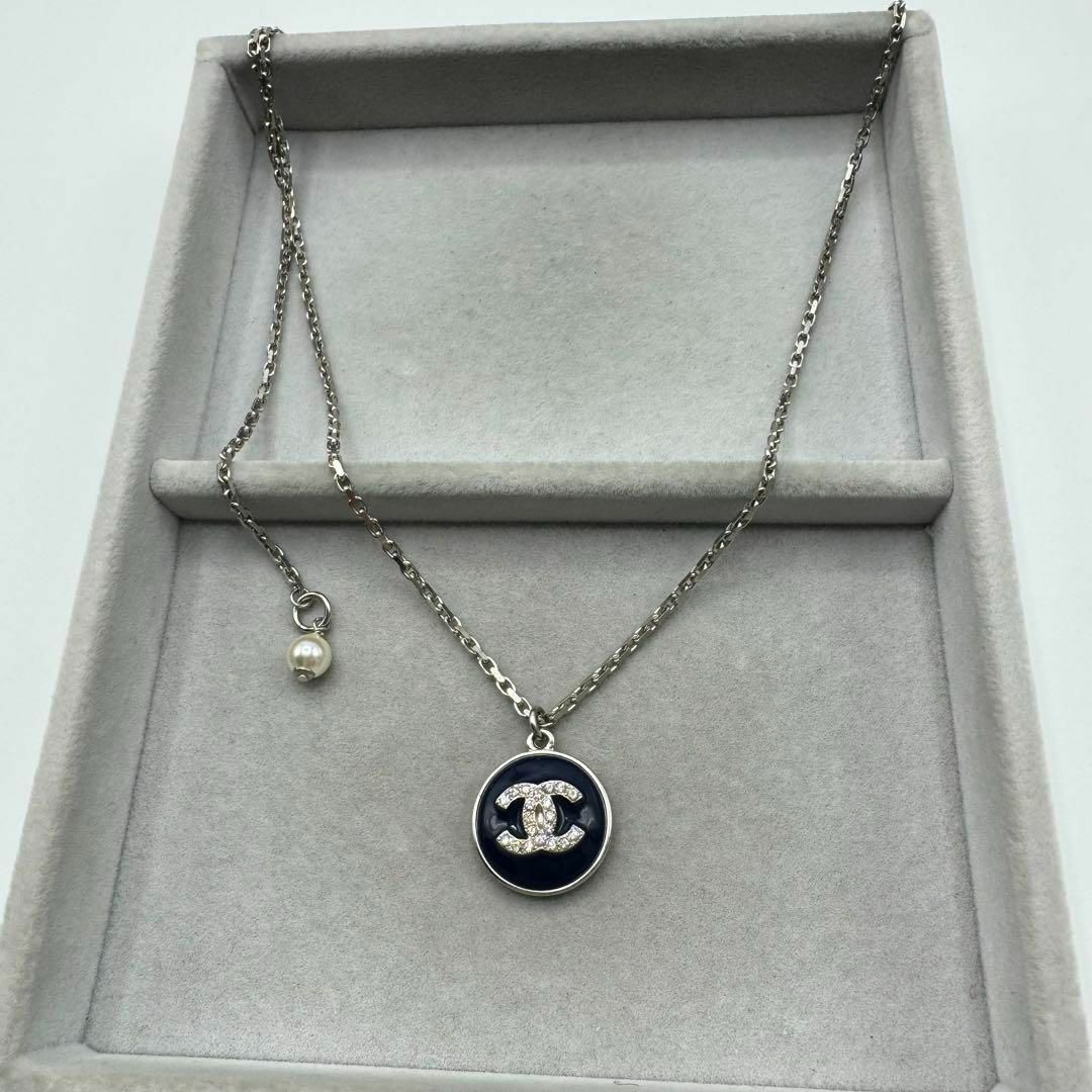 CHANEL(シャネル)の【箱付き】CHANEL ストーン付きネックレス　ココマーク　パール　シルバー レディースのアクセサリー(ネックレス)の商品写真