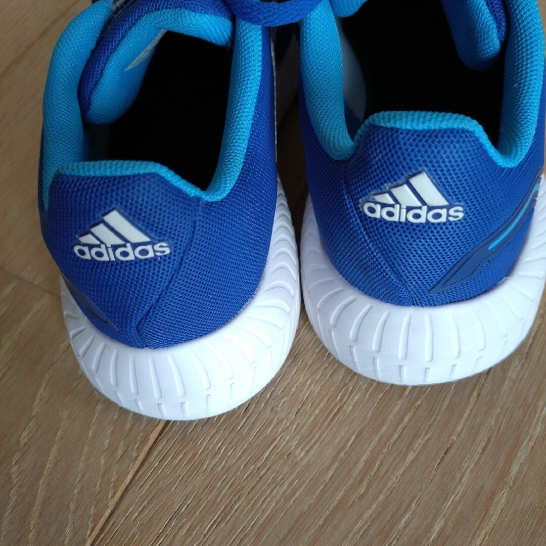 adidas(アディダス)のアディダススニーカー　22.5cm キッズ/ベビー/マタニティのキッズ靴/シューズ(15cm~)(スニーカー)の商品写真