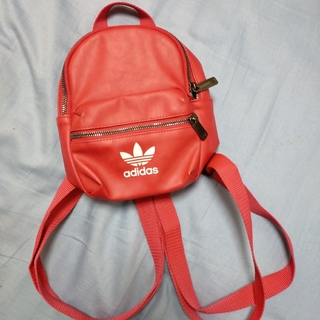 アディダス(adidas)のレッド ミニバックパック リュックサック Mini Backpack(リュック/バックパック)