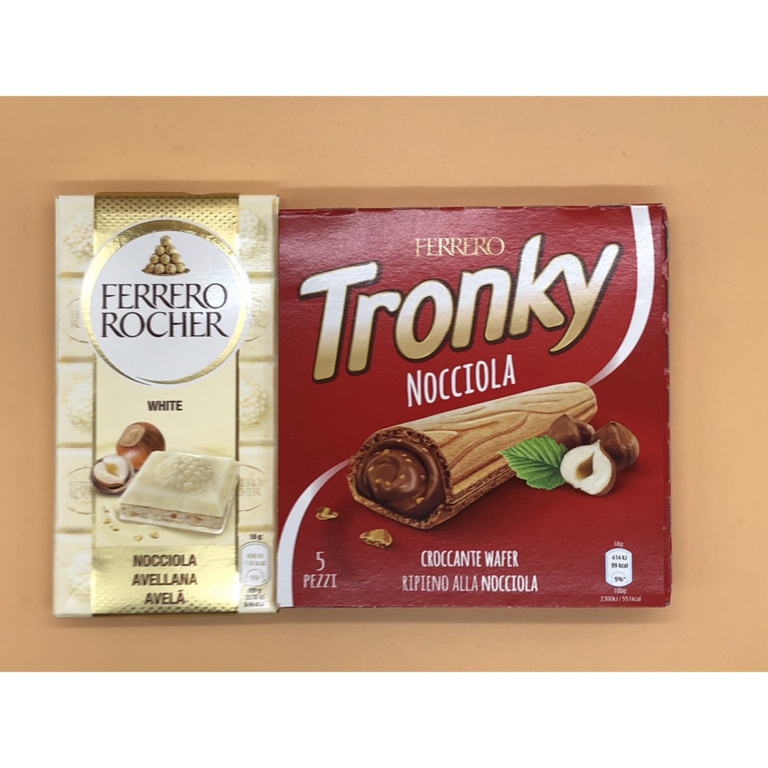 フェレロ(フェレロ)のフェレロ ロシェタブレット ホワイト& TRONKY （チョコ入ウエハース） 食品/飲料/酒の食品(菓子/デザート)の商品写真