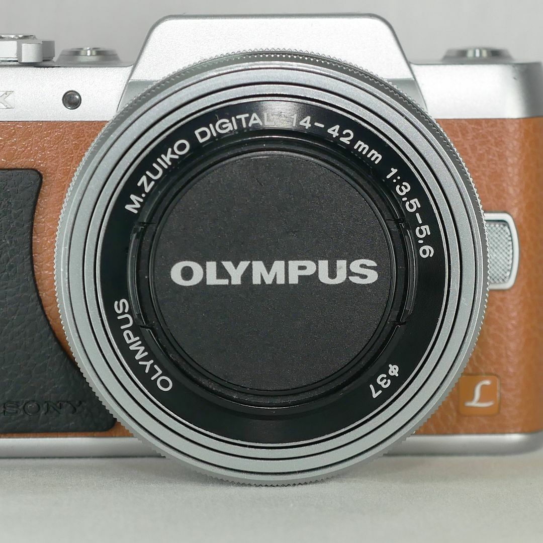 OLYMPUS(オリンパス)のOLYMPUS 電動パンケーキレンズ M.ZUIKO 14-42mm シルバー スマホ/家電/カメラのカメラ(レンズ(ズーム))の商品写真