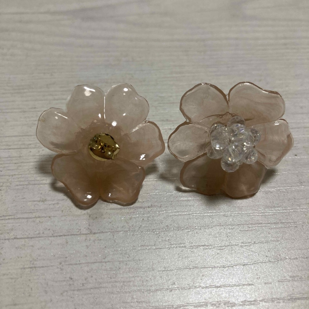 薄ピンク　お花のピアス レディースのアクセサリー(ピアス)の商品写真