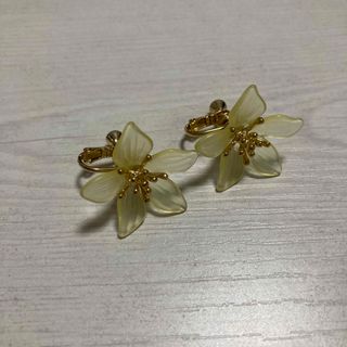 薄黄色　お花のイヤリング(イヤリング)