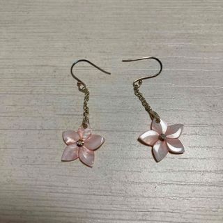 シェルピンクカラー　お花の形のフックピアス(ピアス)