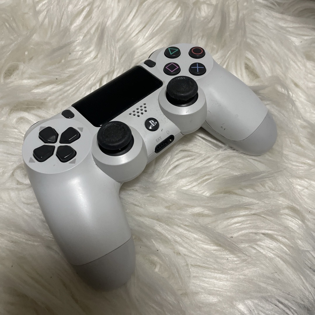 PS4 コントローラー 純正品 グレイシャーホワイト エンタメ/ホビーのゲームソフト/ゲーム機本体(家庭用ゲーム機本体)の商品写真