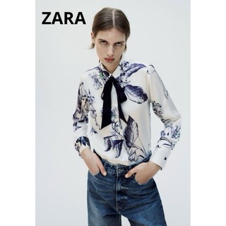 ザラ(ZARA)の【新品】ZARA ザラ リボン付きプリント柄シャツ XSサイズ(シャツ/ブラウス(長袖/七分))