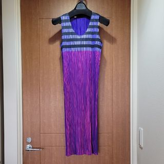 プリーツプリーズイッセイミヤケ(PLEATS PLEASE ISSEY MIYAKE)のプリーツプリーツノースリーブワンピース パープルピンクボーダー柄(ロングワンピース/マキシワンピース)