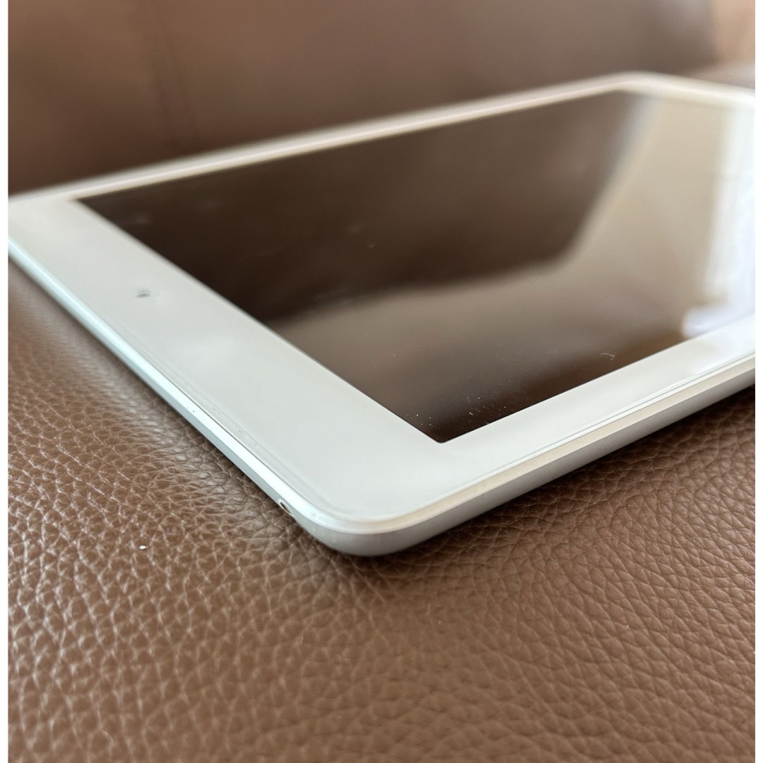 Apple(アップル)の【美品】Apple iPad 第6世代 Wi-Fi 32GB シルバー  スマホ/家電/カメラのPC/タブレット(タブレット)の商品写真