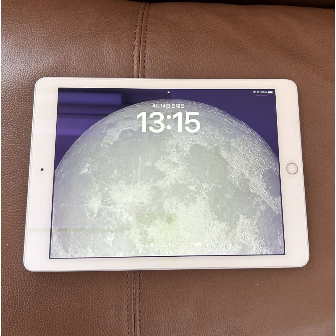 Apple(アップル)の【美品】Apple iPad 第6世代 Wi-Fi 32GB シルバー  スマホ/家電/カメラのPC/タブレット(タブレット)の商品写真