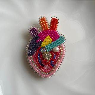 vivid corazon  ブローチ　ビーズ刺繍　心臓　ハート