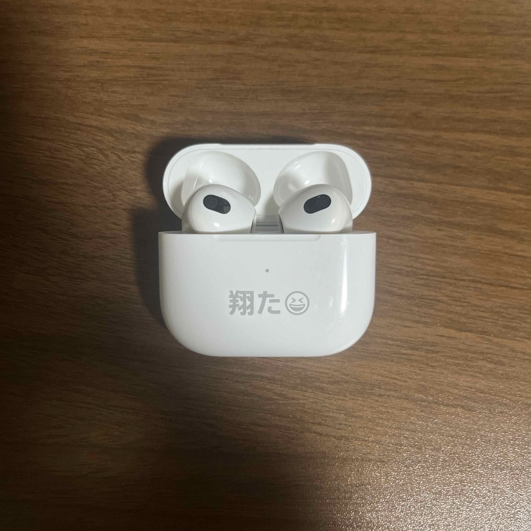 Apple(アップル)のAirPods 第3世代 スマホ/家電/カメラのスマホアクセサリー(ストラップ/イヤホンジャック)の商品写真