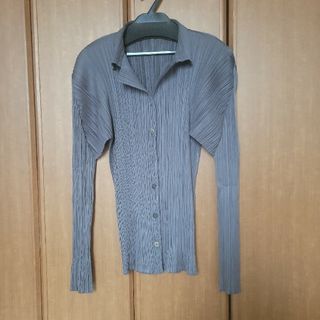 プリーツプリーズイッセイミヤケ(PLEATS PLEASE ISSEY MIYAKE)のプリーツプリーツ グレー 長袖ブラウス(シャツ/ブラウス(長袖/七分))