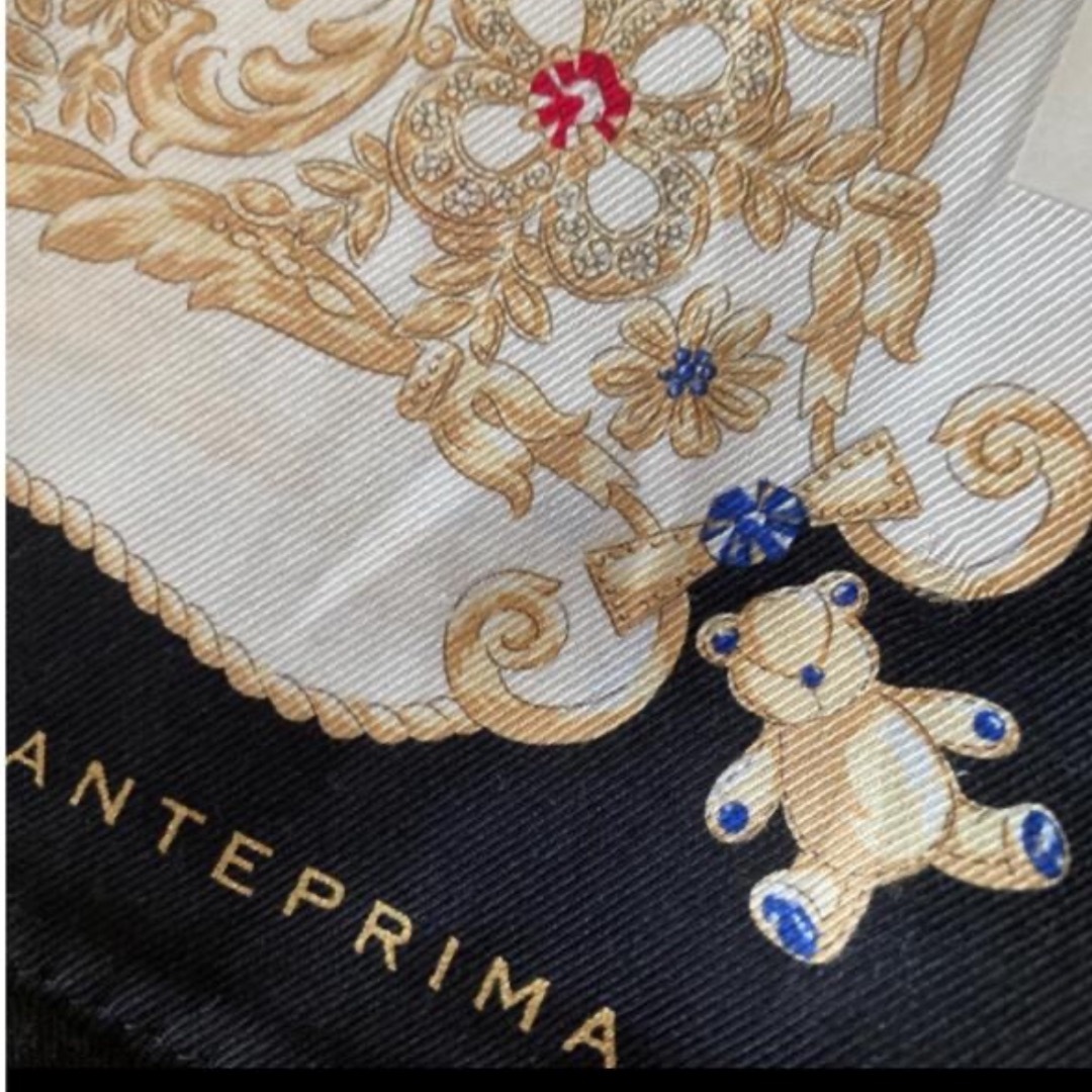 ANTEPRIMA(アンテプリマ)のアンテプリマ　シルクスカーフ黒ベア柄 レディースのファッション小物(バンダナ/スカーフ)の商品写真