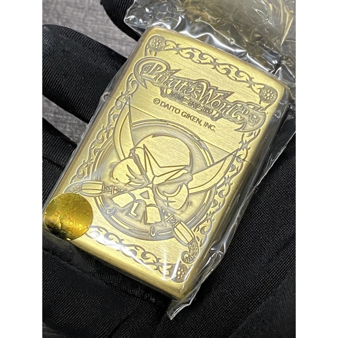 zippo パイレーツワールド 限定品 ゴールド 両面デザイン 2012年製 ② メンズのメンズ その他(その他)の商品写真