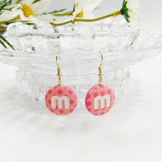 m ロゴ ピンク ギンガムチェック ピアス アクセサリー(ピアス)