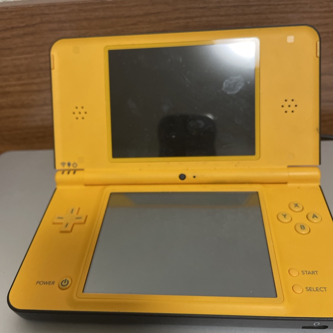 任天堂(ニンテンドウ)のDS I LL イエロー エンタメ/ホビーのゲームソフト/ゲーム機本体(家庭用ゲーム機本体)の商品写真