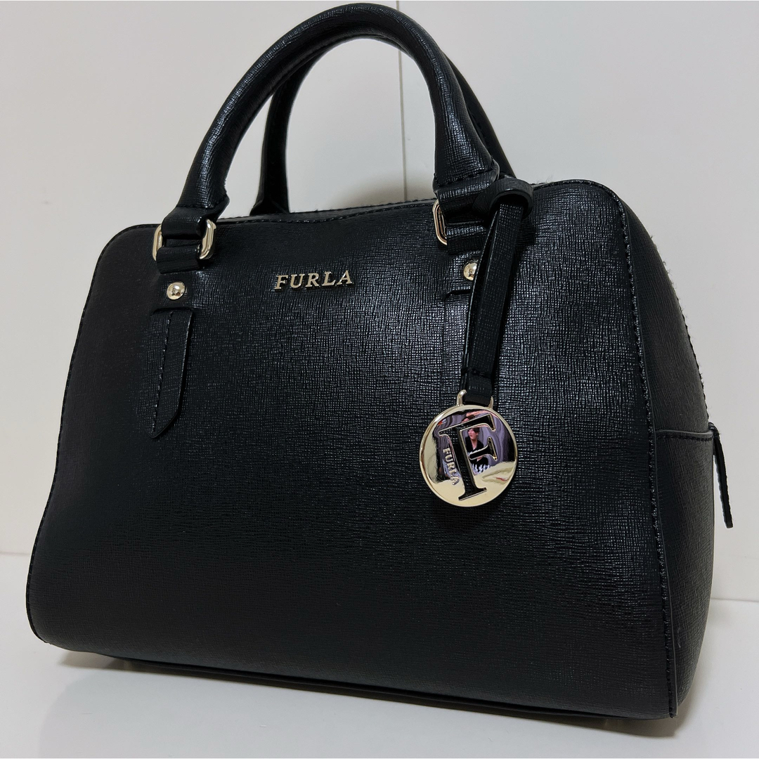 Furla(フルラ)の☆超美品☆送料無料☆FURLAフルラチャーム付きレザーハンドバッグ☆ブラック☆ レディースのバッグ(ショルダーバッグ)の商品写真