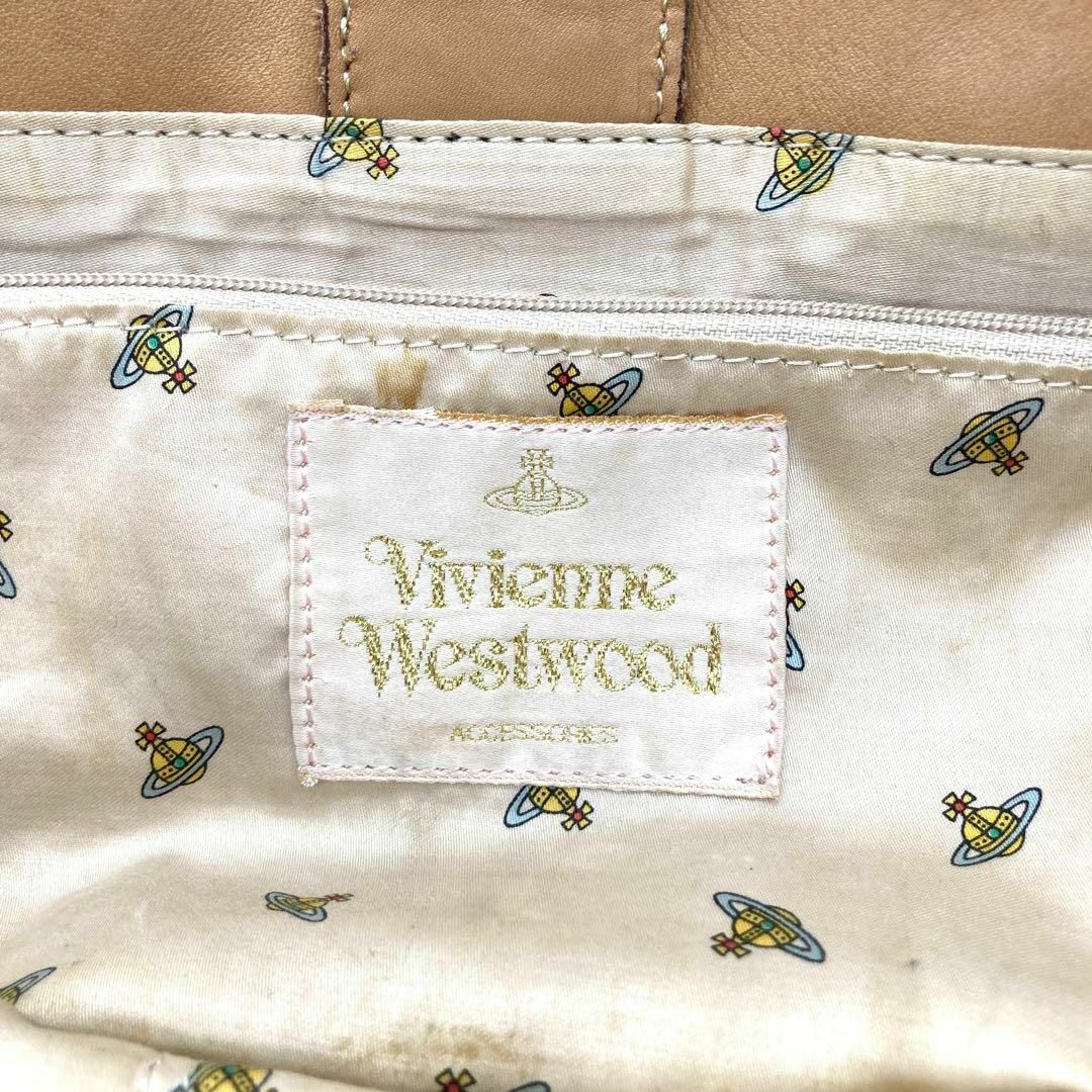 Vivienne Westwood(ヴィヴィアンウエストウッド)のヴィヴィアンウエストウッド アコード　トートバッグ　オーブ型押し　ベージュ レディースのバッグ(ハンドバッグ)の商品写真