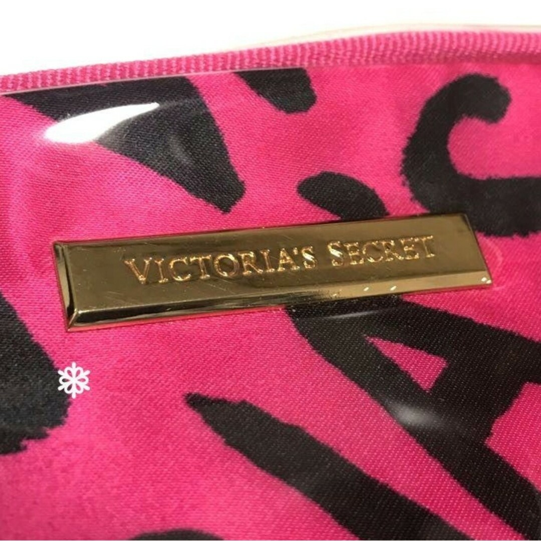 Victoria's Secret(ヴィクトリアズシークレット)の【新品 未使用】ヴィクトリアズ シークレット ポーチ ショッキング ピンク ロゴ レディースのファッション小物(ポーチ)の商品写真