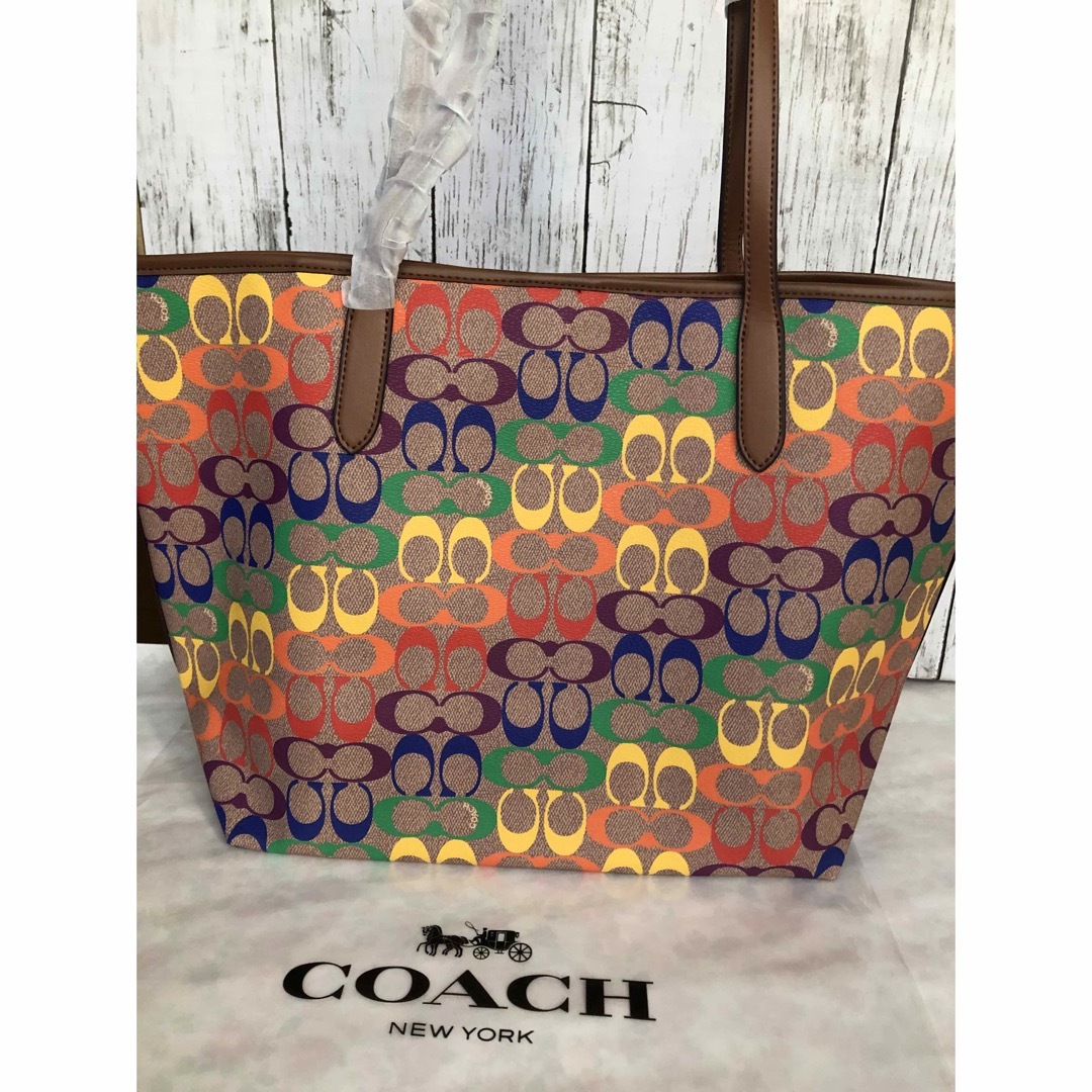 COACH(コーチ)の新品未使用　COACHコーチ　レディース　シグネチャーレインボー柄　トートバック レディースのバッグ(トートバッグ)の商品写真