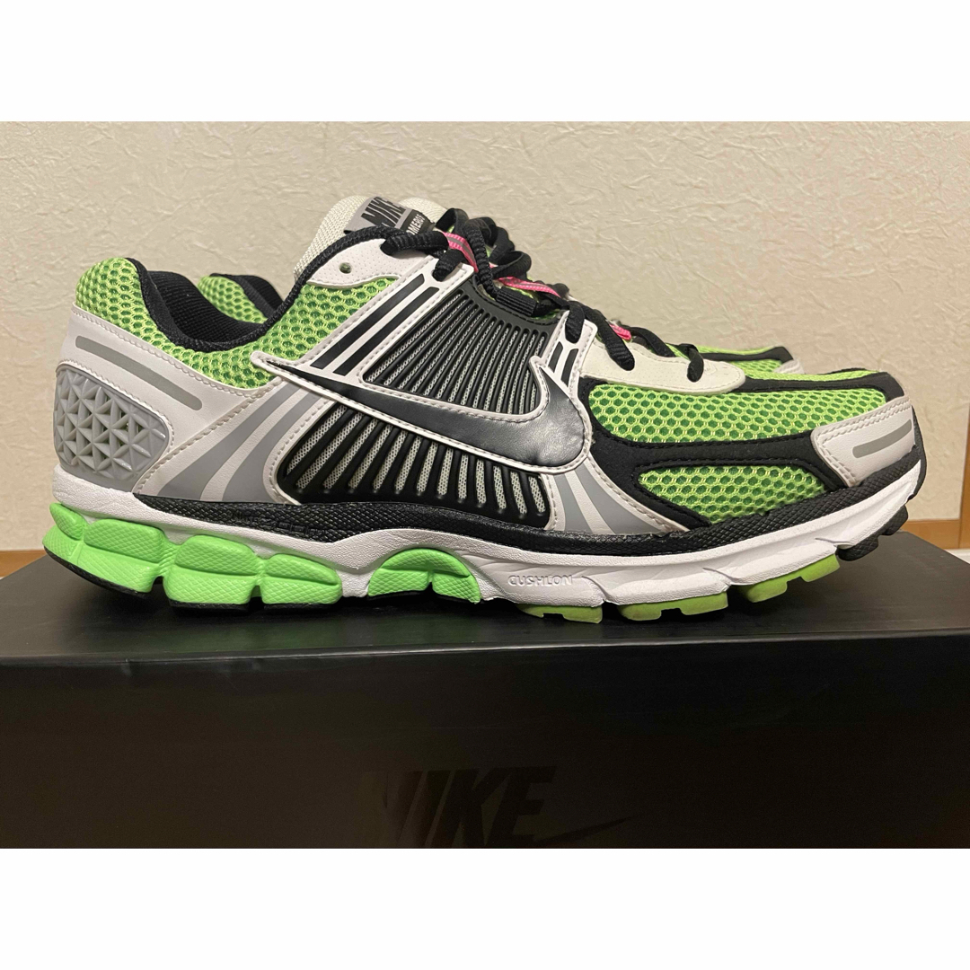 NIKE(ナイキ)のNIKE AIR ZOOM VOMERO 5 SE SP メンズの靴/シューズ(スニーカー)の商品写真