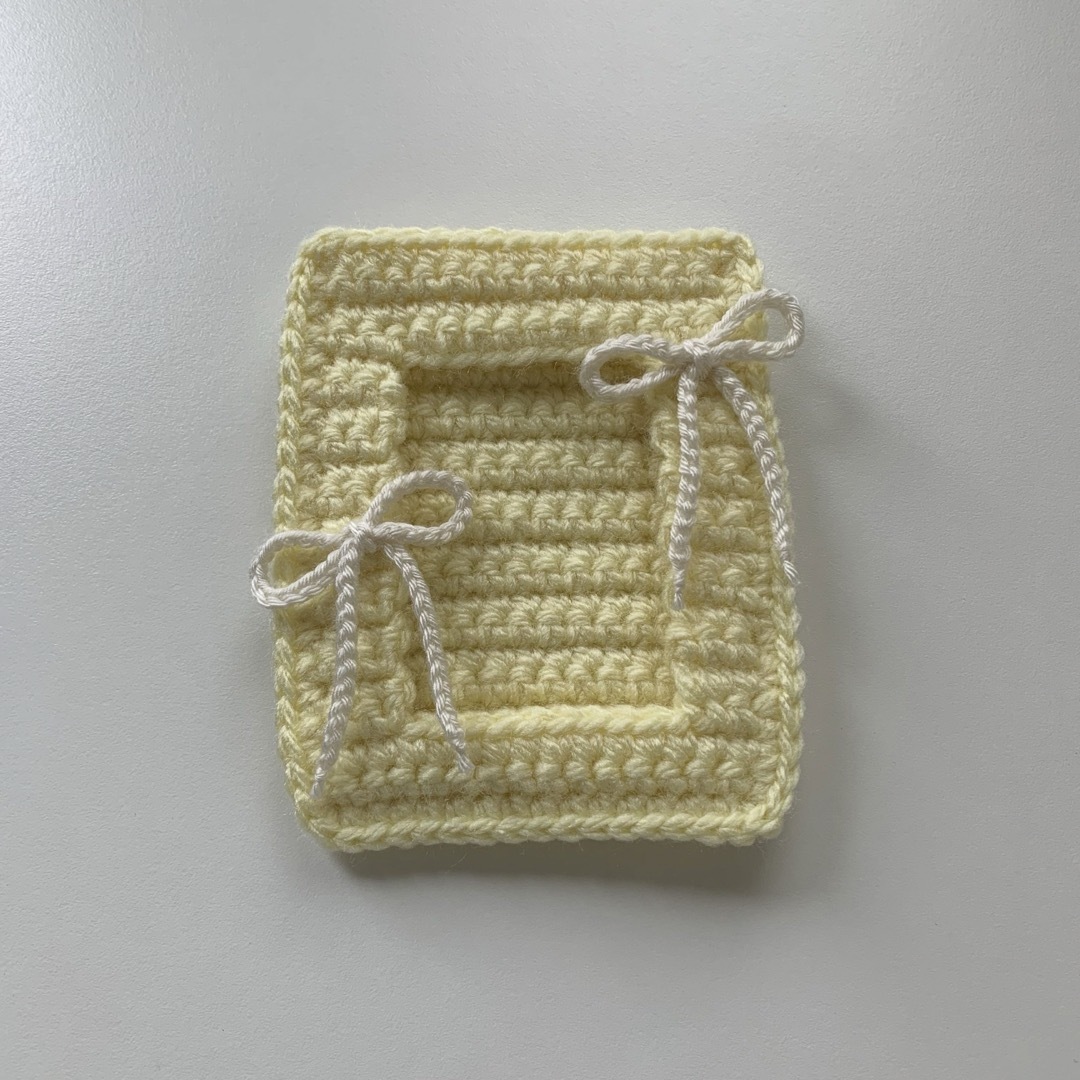 トレカケース イエロー×ホワイト リボン 編み物 ハンドメイドの生活雑貨(雑貨)の商品写真