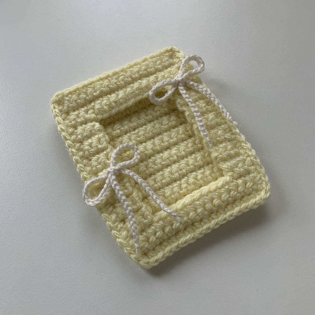 トレカケース イエロー×ホワイト リボン 編み物 ハンドメイドの生活雑貨(雑貨)の商品写真