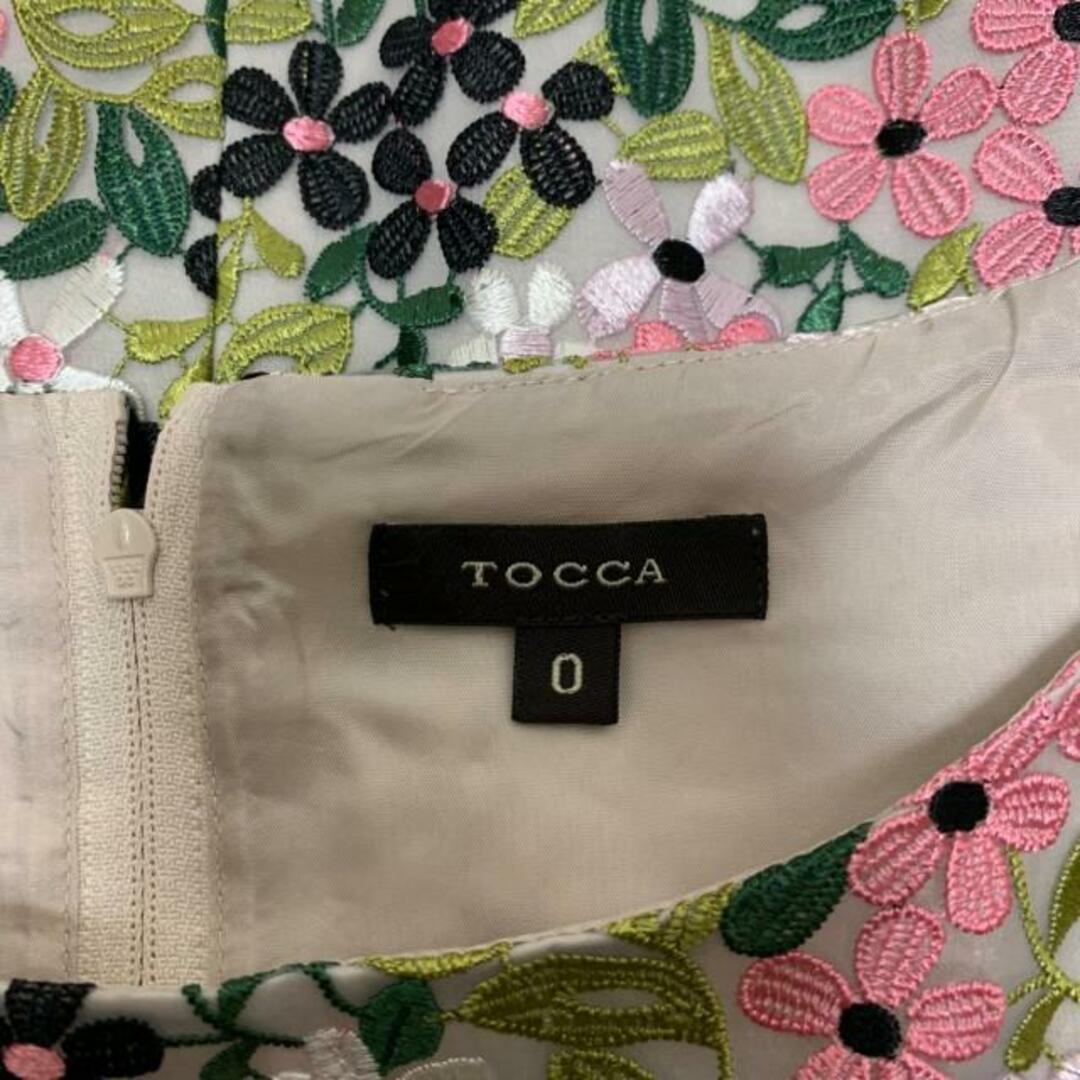 TOCCA(トッカ)のTOCCA(トッカ) ワンピース サイズ0 XS レディース美品  - アイボリー×グリーン×マルチ 半袖/ひざ丈/刺繍/花柄 レディースのワンピース(その他)の商品写真